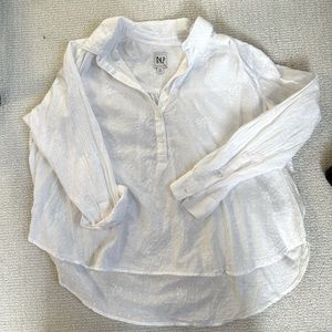 Gap embroidered white flowy polo